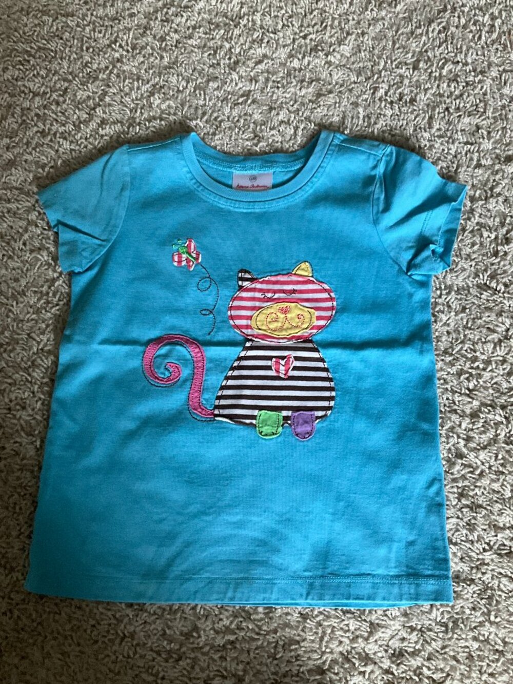 Hanna Andersson t-shirt with cat applique. Size: 120 (US 6-7).